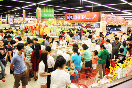 Khách hàng mua sắm tại Siêu thị Lotte Mart