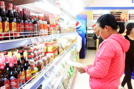 Người dân chọn mua hàng hóa của doanh nghiệp địa phương Khánh Hòa tại siêu thị