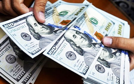 Giá USD tiếp tục tăng vọt