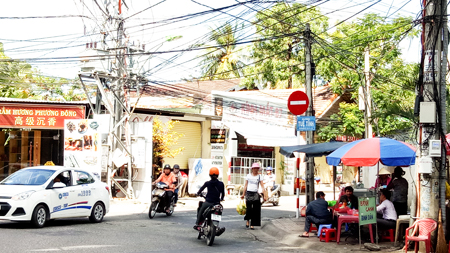 Phân luồng một chiều con đường nhỏ nối đường Trần Quang Khải - Tuệ Tĩnh này liệu đã hợp lý?