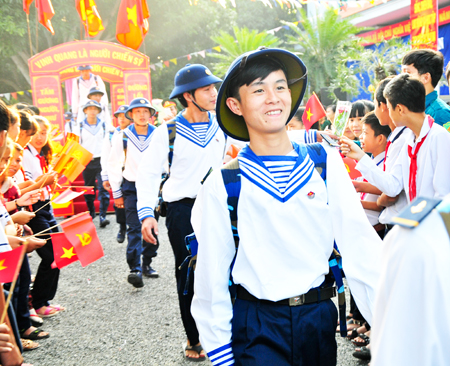 Thanh niên hăng hái lên đường nhập ngũ năm 2016