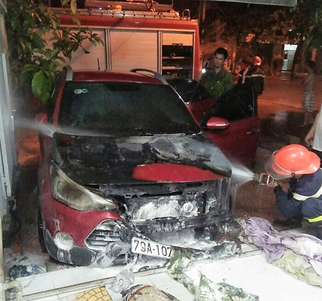 Xe Huyndai 5 chỗ cháy dữ dội lúc rạng sáng