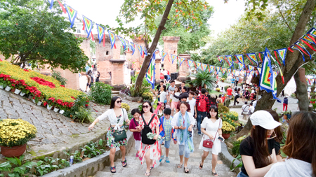 Hơn 163.000 lượt khách tham quan di tích Tháp Bà