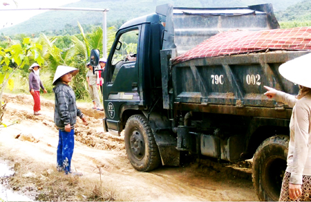 Xe chở cát phá đường