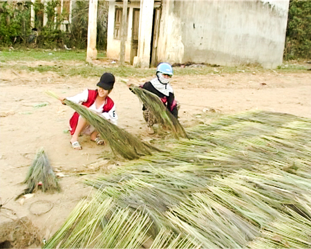 Người dân Khánh Sơn phơi đót