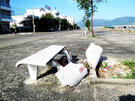 Nên thay mới ghế đá