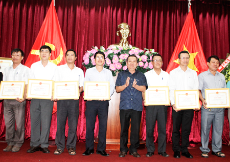 Lãnh đạo TP. Nha Trang trao giấy khen cho các đơn vị có thành tích trong công tác thuế năm 2016