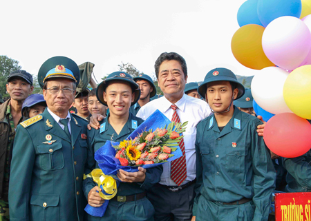 Ông Lê Thanh Quang - Ủy viên Trung ương Đảng, Bí thư Tỉnh ủy tặng hoa cho thanh niên