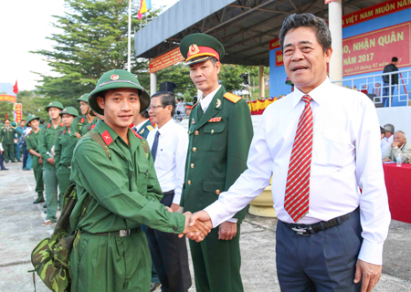 Lê Thanh Quang - Ủy viên Trung ương Đảng, Bí thư Tỉnh ủy động viên thanh niên trước lúc lên đường vào đơn vị