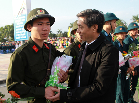 Ông Lê Đức Vinh tặng hoa cho tân binh