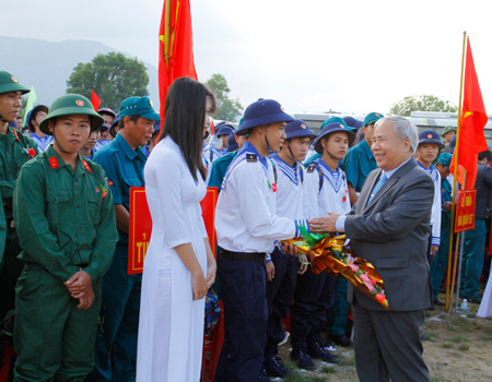 Ông Đào Công Thiên, Phó Chủ tịch UBND tỉnh Khánh Hòa tặng hoa cho các tân binh.