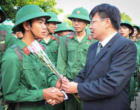 Lãnh đạo huyện Cam Lâm tặng hoa động viên các tân binh