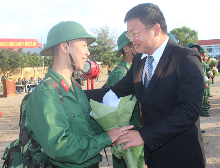 Ông Võ Hoàng Hải - Bí thư huyện Vạn Ninh tặng hoa, động viên các tân binh.