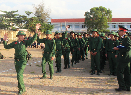 Các tân binh huyện Vạn Ninh hăng hái lê đường nhập ngũ.