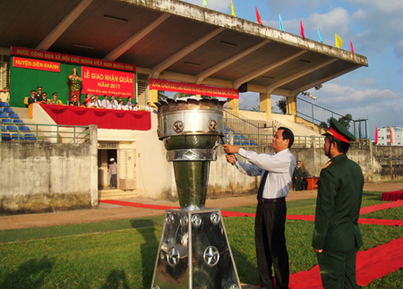 Ông Nguyễn Văn Ghi – Bí thư Huyện ủy Diên Khánh thực hiện nghi thức đốt đuốc truyền thống.