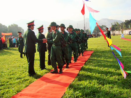 Tiễn các tân binh lên đường nhập ngũ.