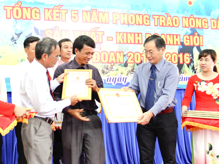 Lãnh đạo tỉnh trao bằng khen cho các nông dân tiêu biểu cấp tỉnh giai đoạn 2011 - 2016