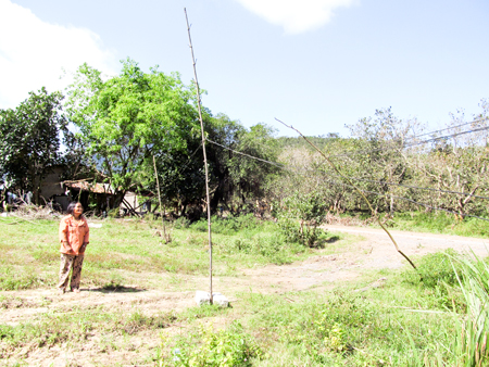 Trụ điện tạm bợ, nghiêng ngả, xiêu vẹo, mất an toàn