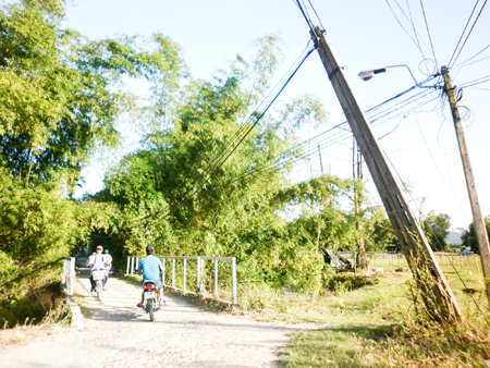 Trụ viễn thông bị nghiêng