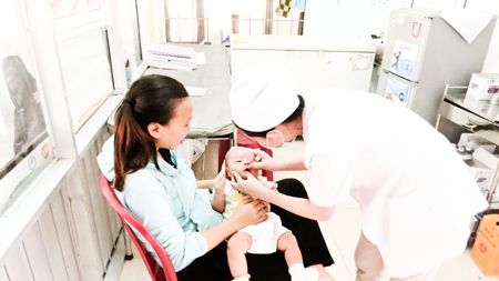 Cho trẻ uống vitamin A tại Trung tâm Y tế TP. Cam Ranh