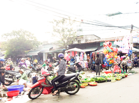 Người dân ở khu vực chợ Phước Thái buôn bán ngay dưới lòng đường