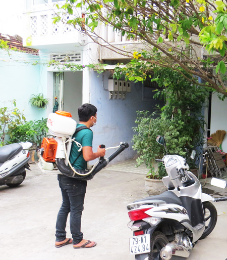 Phun hóa chất diệt muỗi tại phường Xương Huân