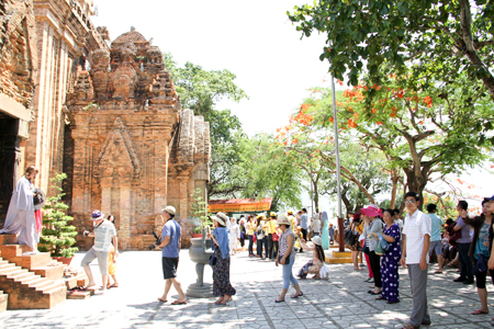 Miễn phí vé tham quan Tháp Bà Ponagar: Người dân phấn khởi