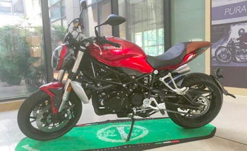 Tổng thể Benelli TNT750 khá giống Ducati Monster.