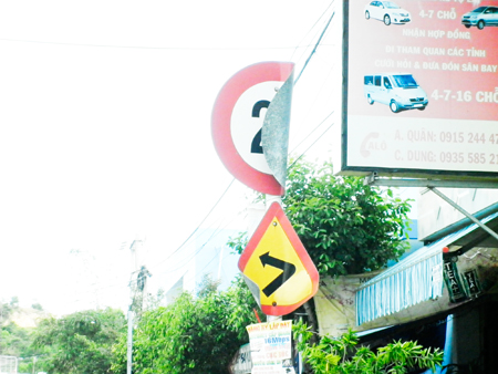 Cần thay mới biển báo giao thông