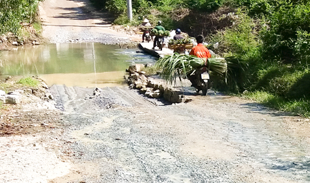 Nát đường Đồng Sậy vì xe chở đá