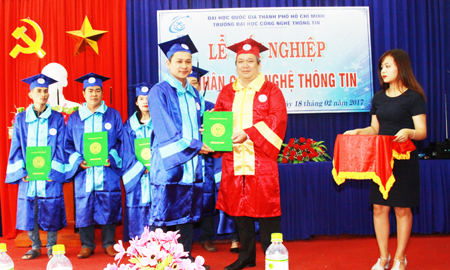 Cấp bằng tốt nghiệp cho 39 cử nhân