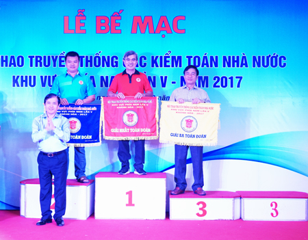 Ông Vũ Văn Họa - Phó Tổng Kiểm toán Nhà nước trao giải cho các đơn vị