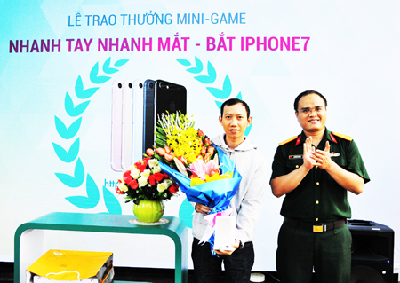 Trao thưởng chương trình "Nhanh tay nhanh mắt bắt Iphone 7"