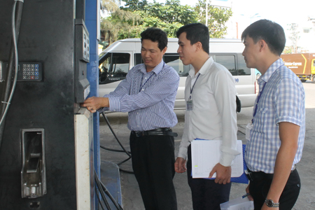 Dán tem niêm phong đồng hồ tổng các cột đo xăng, dầu