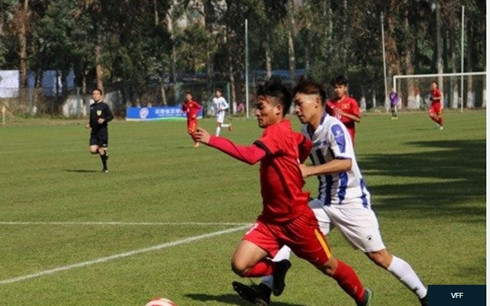 U18 Việt Nam (áo đỏ) đánh bại U19 Thái Lan với tỉ số 3-1. (Ảnh: VFF)