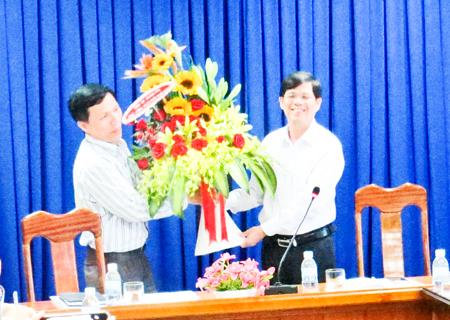 Đồng chí Nguyễn Tấn Tuân tặng hoa chúc mừng ngày Thầy thuốc Việt Nam cho lãnh đạo ngành Y tế