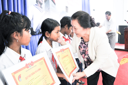 Trao 120 suất học bổng cho học sinh nghèo vượt khó