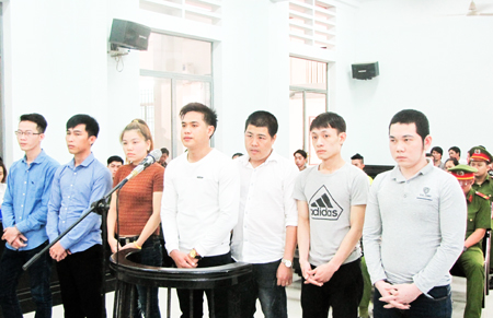 Lãnh 19 năm tù vì đâm chết người xin vượt xe