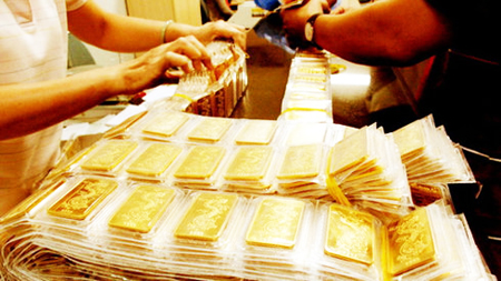 Giá vàng trong nước và thế giới 'xích lại gần nhau'