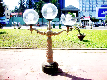 Bóng đèn bị đập phá