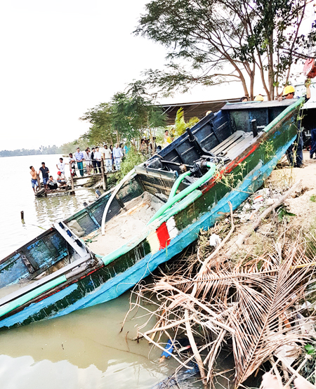 Trục vớt ghe hút cát trái phép trên sông Cái