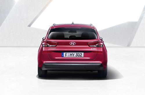 Phía sau, khoang hành lý của i30 Wagon được cho là lớn nhất trong phân khúc. Ảnh: Hyundai