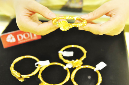 Giá vàng hôm nay 26/2: Một cú rớt giá, ồ ạt bán vàng