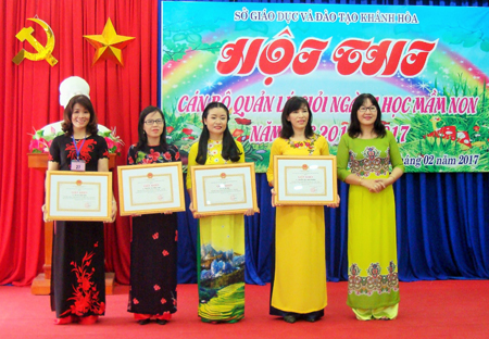 Bà Hoàng Thị Lý – Phó Giám đốc Sở Giáo dục và Đào tạo trao giải nhất và nhì cho các thí sinh.