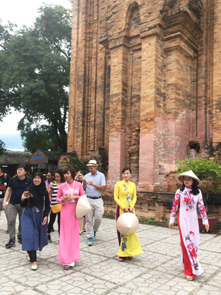 Các đại biểu tham quan Tháp Bà Ponagar Nha Trang.