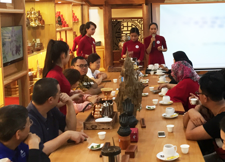 Các đại biểu thưởng thức cà phê trầm và nghe giới thiệu về đặc sản trầm hương Khánh Hòa.