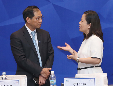 Thứ trưởng trao đổi với đại biểu APEC 2017 bên lề cuộc họp