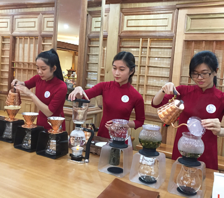 Making “agar coffee” to serve APEC delegates.