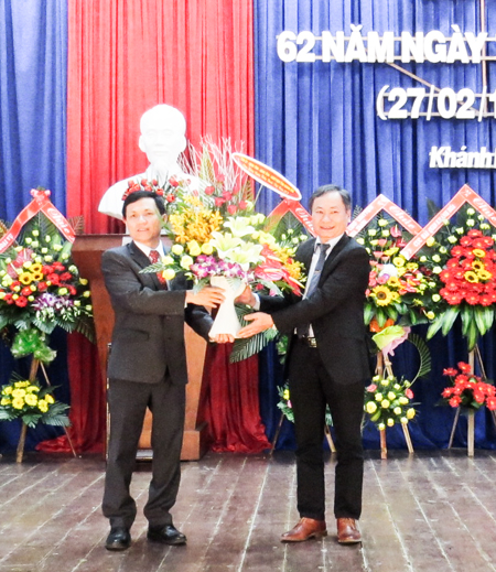 Đồng chí Nguyễn Đắc Tài (bên phải) tặng hoa chúc mừng lãnh đạo ngành Y tế