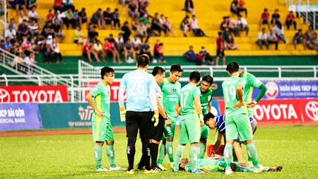 Khán giả tiếp tục giảm, trọng tài tiếp tục... sai